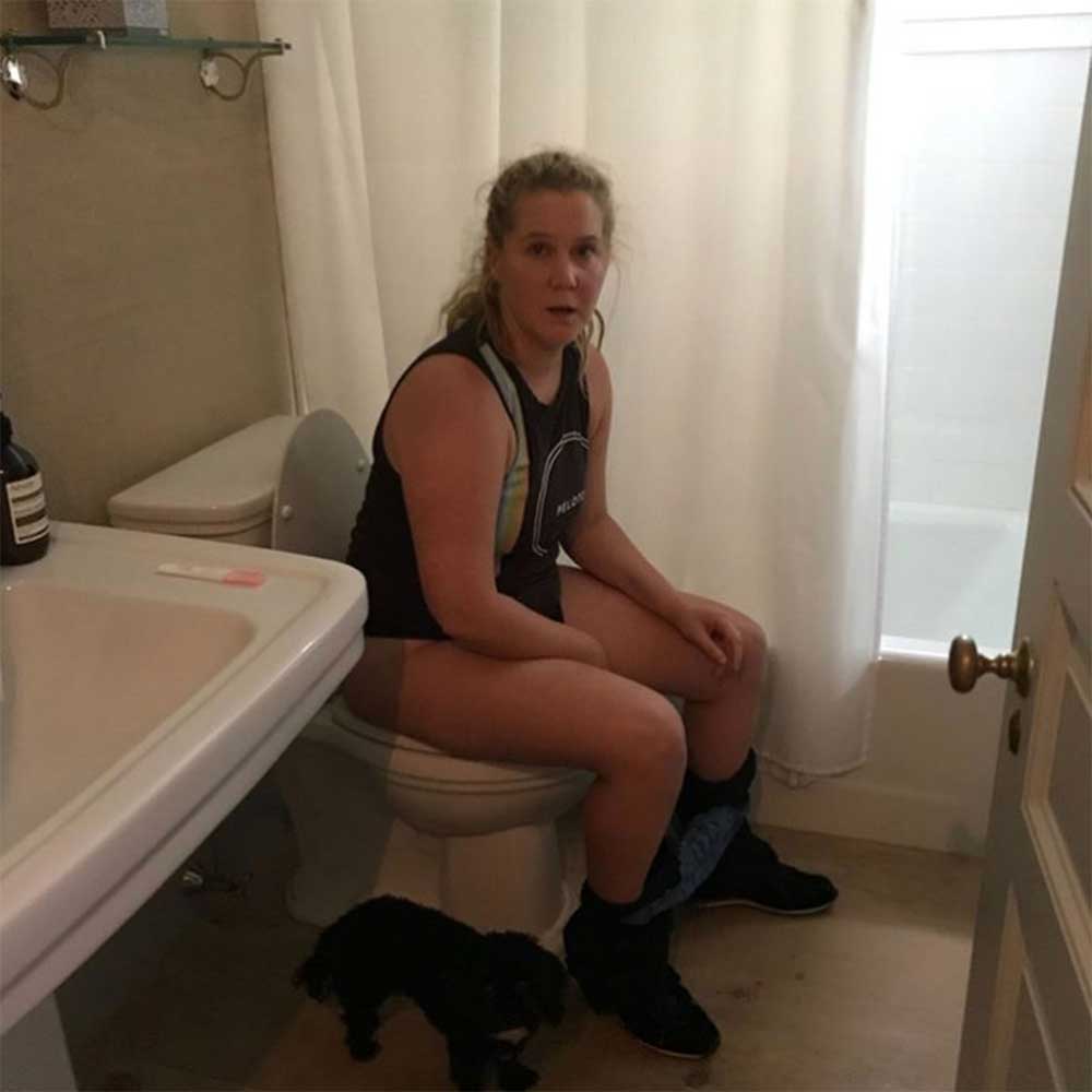 amy-schumer-on-toilet