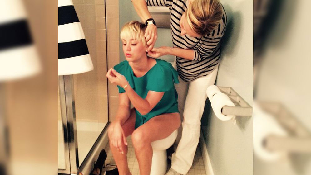 kaley-cuoco-toilet