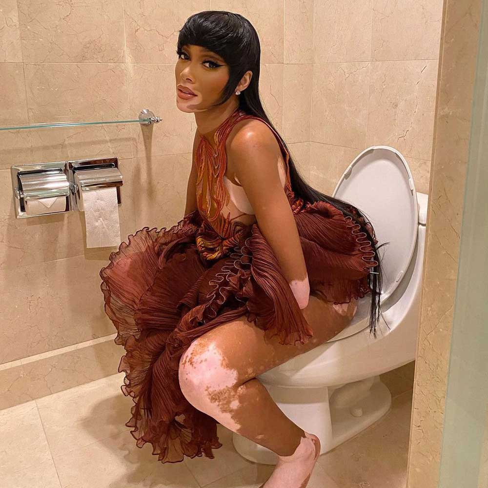 winnie-harlow-toilet