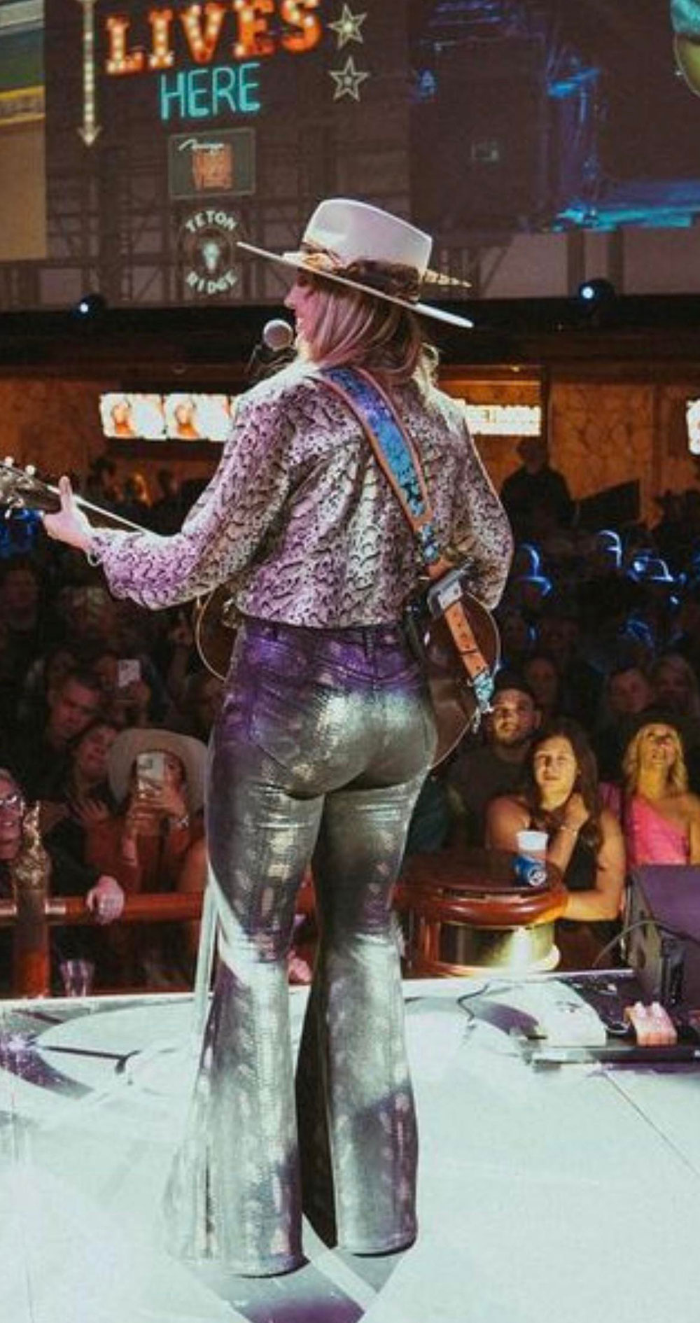 lainey-wilson-butt