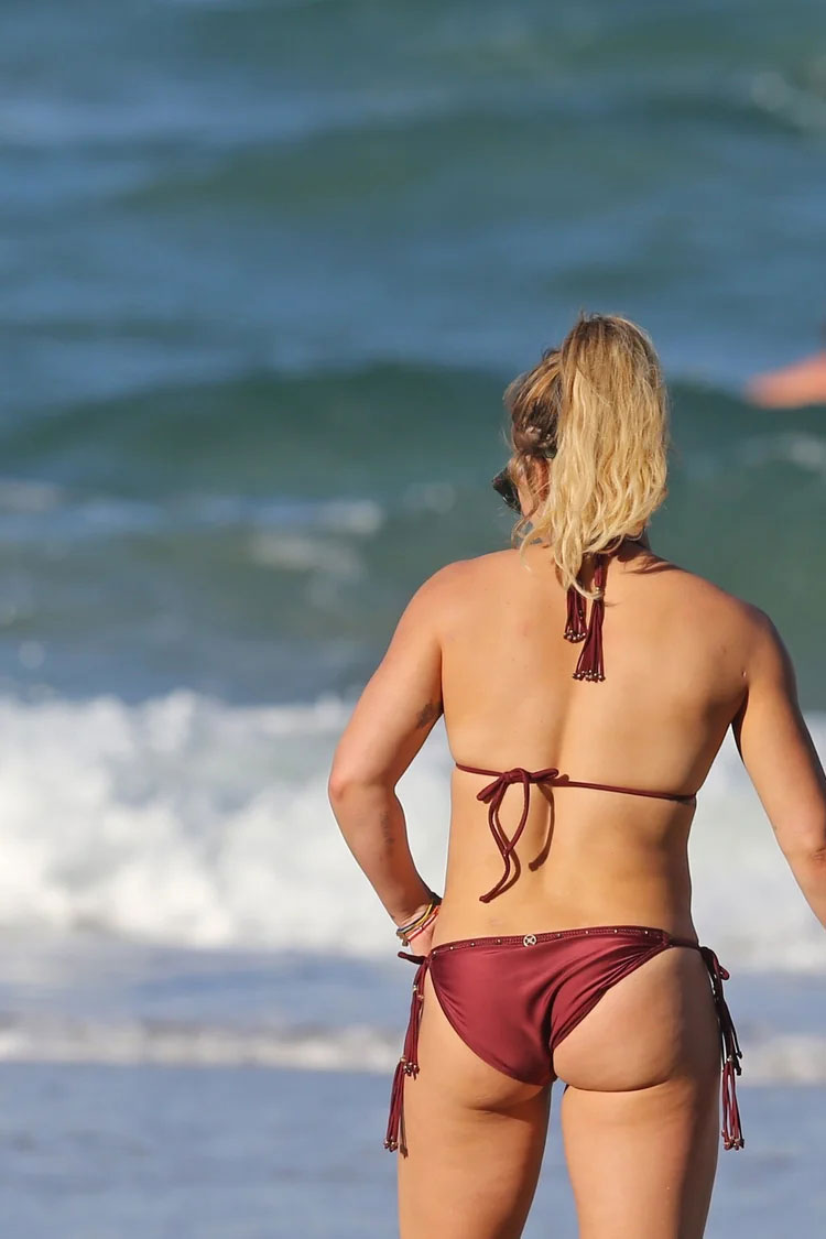 hilary-duff-butt-in-bikini