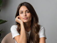 AI-model_brunette_woman_farts
